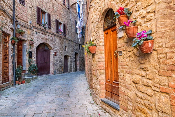 Encantadoras callejuelas estrechas de Volterra — Foto de Stock