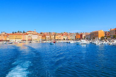 Güzel ve rahat ortaçağ şehir, Rovinj, evleri ile renkli