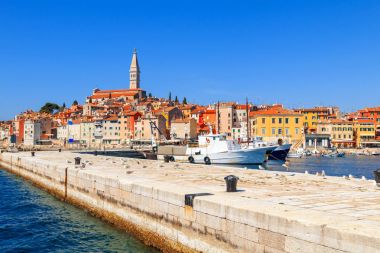 Güzel ve rahat ortaçağ şehir, Rovinj, evleri ile renkli