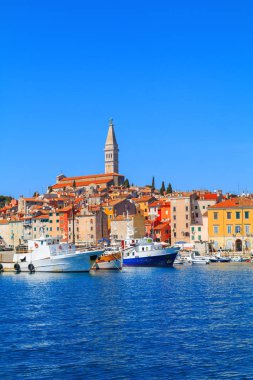 Güzel ve rahat ortaçağ şehir, Rovinj, evleri ile renkli