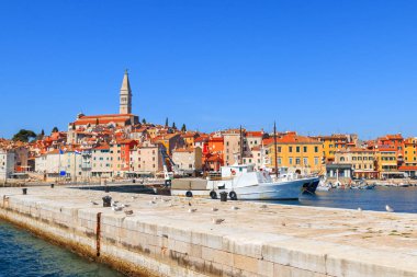 Güzel ve rahat ortaçağ şehir, Rovinj, evleri ile renkli