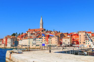 Güzel ve rahat ortaçağ şehir, Rovinj, evleri ile renkli
