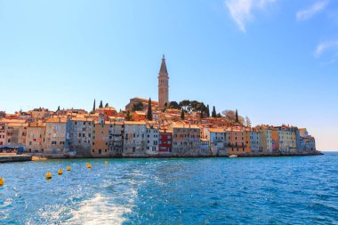 Güzel ve rahat ortaçağ şehir, Rovinj, evleri ile renkli