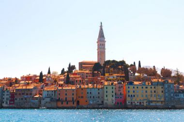 Güzel ve rahat ortaçağ şehir, Rovinj, evleri ile renkli