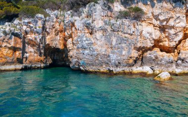 Adriyatik Denizi üzerinde Istrian yarımadanın kayalık sahil şeridi