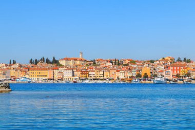 Güzel ve rahat ortaçağ şehir, Rovinj, evleri ile renkli