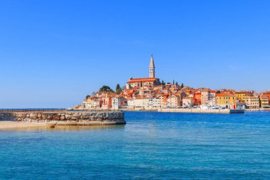 Güzel ve rahat ortaçağ şehir, Rovinj, evleri ile renkli