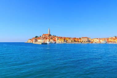Güzel ve rahat ortaçağ şehir, Rovinj, evleri ile renkli