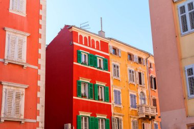 Güzel ve rahat ortaçağ şehir, Rovinj, evleri ile renkli