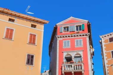 Güzel ve rahat ortaçağ şehir, Rovinj, evleri ile renkli