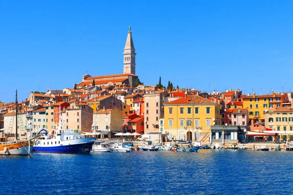 Güzel ve rahat ortaçağ şehir, Rovinj, evleri ile renkli