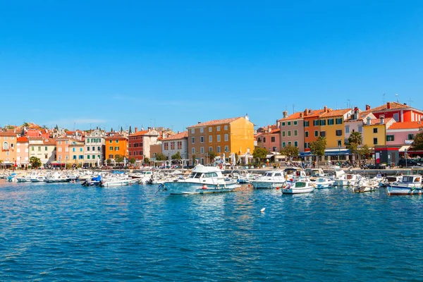 Güzel ve rahat ortaçağ şehir, Rovinj, evleri ile renkli