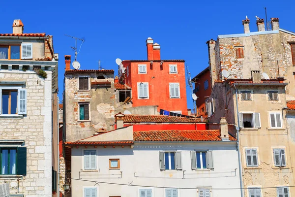 Cidade medieval bonita e acolhedora de Rovinj, colorida com casas — Fotografia de Stock