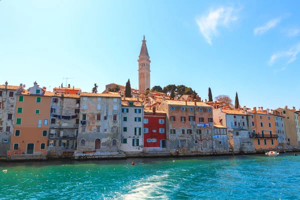 Güzel ve rahat ortaçağ şehir, Rovinj, evleri ile renkli