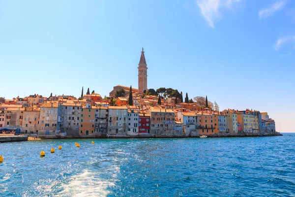 Hermosa y acogedora ciudad medieval de Rovinj, colorida con casas —  Fotos de Stock