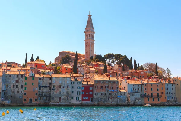 Hermosa y acogedora ciudad medieval de Rovinj, colorida con casas —  Fotos de Stock