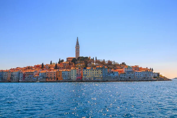 Cidade medieval bonita e acolhedora de Rovinj, colorida com casas — Fotografia de Stock