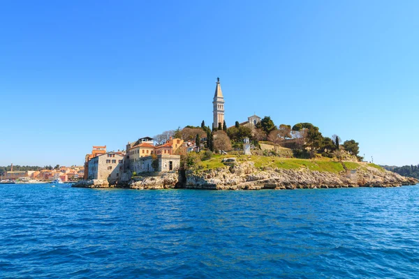 Mooie en gezellige middeleeuwse stad van Rovinj, kleurrijke met huizen — Stockfoto