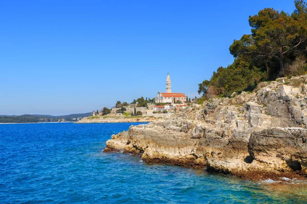 Rotsachtige kustlijn op het Istrische schiereiland aan de Adriatische Zee — Stockfoto