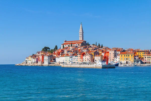 Hermosa y acogedora ciudad medieval de Rovinj, colorida con casas —  Fotos de Stock