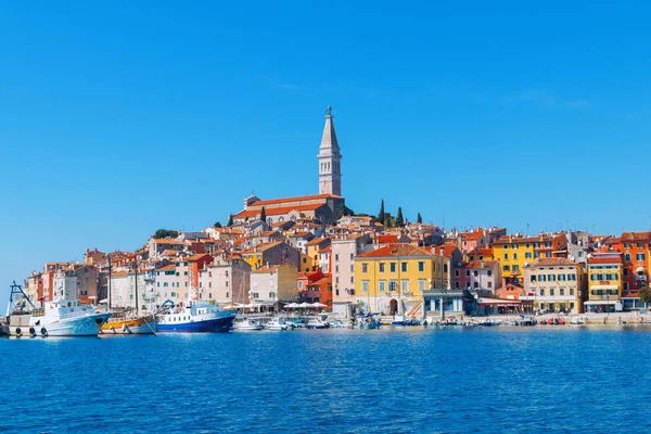 Cidade medieval bonita e acolhedora de Rovinj, colorida com casas — Fotografia de Stock