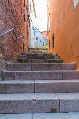 Küçük sıkı dar sokakları ve renkli evler o sakin, huzurlu