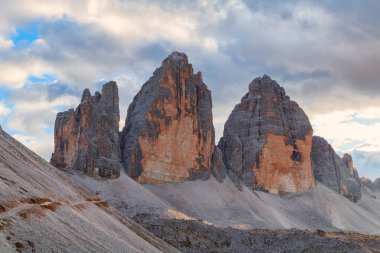 Tre Cime di Lavaredo, sonbaharda güzel bir ortamda 