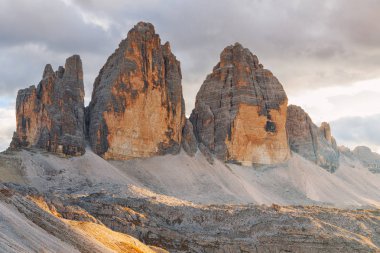 Tre Cime di Lavaredo, sonbaharda güzel bir ortamda 