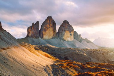 Tre Cime di Lavaredo, sonbaharda güzel bir ortamda 