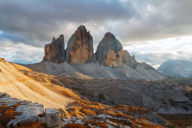 Tre Cime di Lavaredo, sonbaharda güzel bir ortamda 
