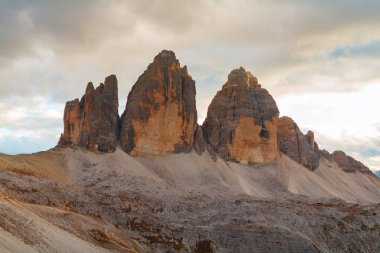 Tre Cime di Lavaredo, sonbaharda güzel bir ortamda 