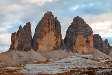 Tre Cime di Lavaredo, sonbaharda güzel bir ortamda 