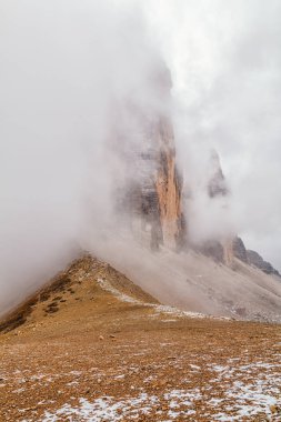 Tre Cime di Lavaredo, sonbaharda güzel bir ortamda 