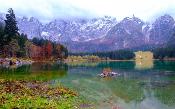 Lindo lago di Fusine montanha lago no outono e Mangart mou — Fotografia de Stock