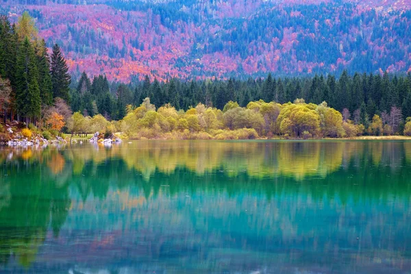 Hermoso Lago di Fusine lago de montaña en otoño y Mangart mou —  Fotos de Stock