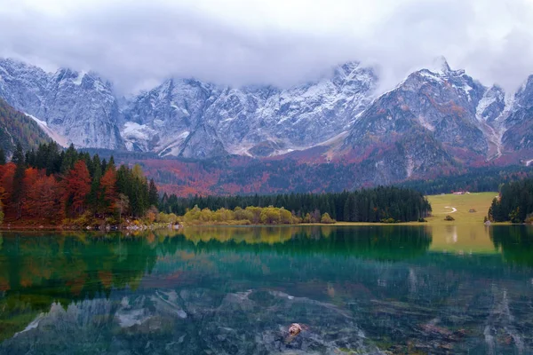 Hermoso Lago di Fusine lago de montaña en otoño y Mangart mou —  Fotos de Stock