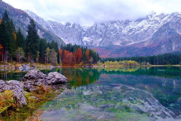 Hermoso Lago di Fusine lago de montaña en otoño y Mangart mou —  Fotos de Stock