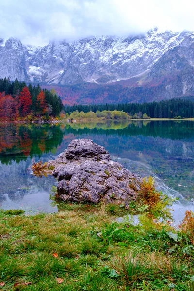 Lindo lago di Fusine montanha lago no outono e Mangart mou — Fotografia de Stock