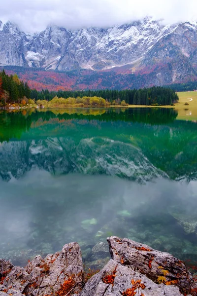Beau lac de montagne Lago di Fusine en automne et Mangart mou — Photo