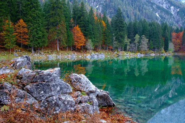 Beautiful Lago di Fusine mountain lake in autumn and Mangart mou — Stock Photo, Image
