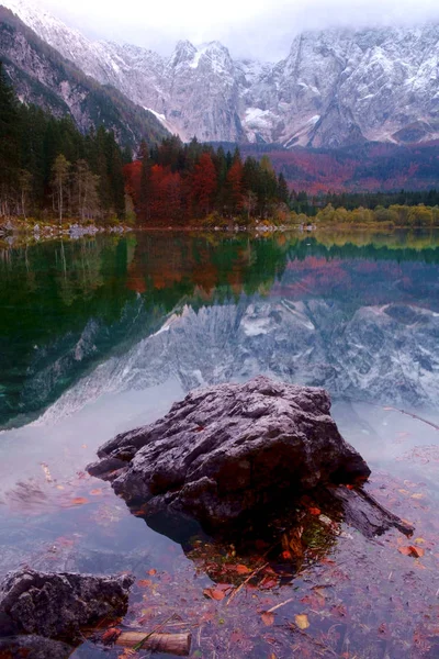 Hermoso Lago di Fusine lago de montaña en otoño y Mangart mou —  Fotos de Stock