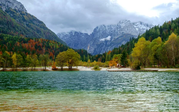 Wunderschöner Jasnasee auf herbstlicher Farbe bei Kranjska gora — Stockfoto