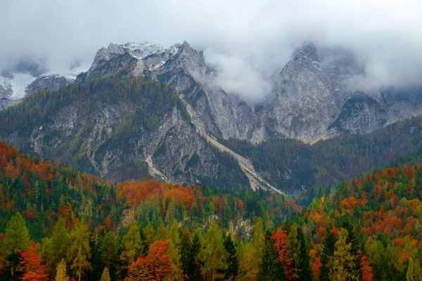 Bela paisagem de outono no sopé da montanha Mangart — Fotografia de Stock