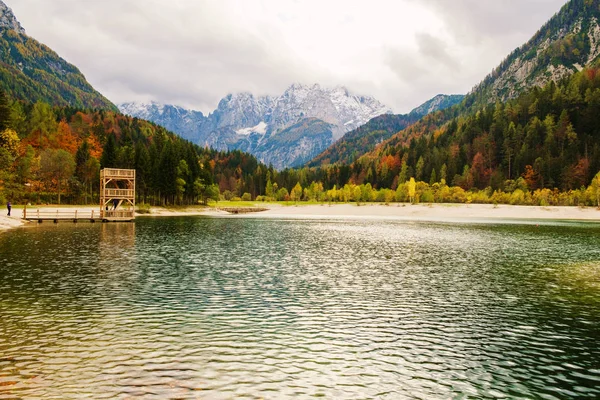 Lagoa de Jasna bonita na cor de outono em Kranjska Gora — Fotografia de Stock