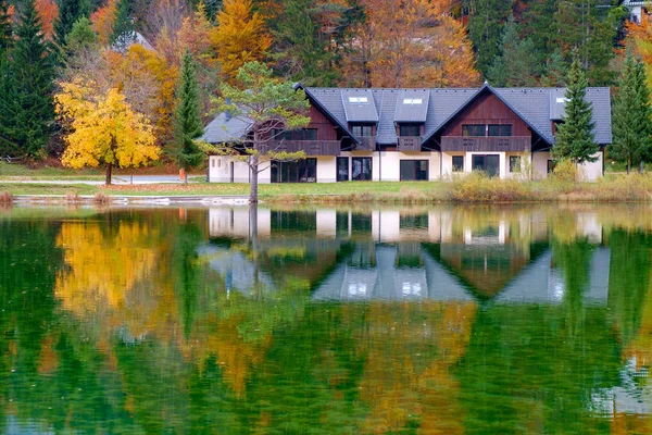 Beau lac Jasna sur la couleur d'automne à Kranjska Gora — Photo
