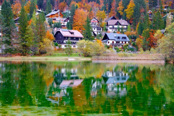 Hermoso lago Jasna en el color de otoño en Kranjska Gora —  Fotos de Stock
