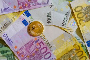 Altın Bitcoins, kripto para birimi ve Euro banknot