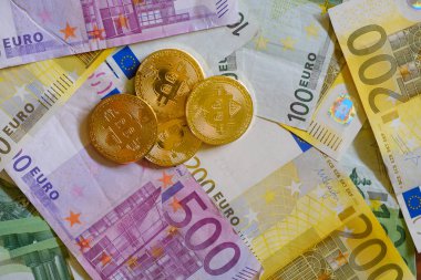 Altın Bitcoins, kripto para birimi ve Euro banknot