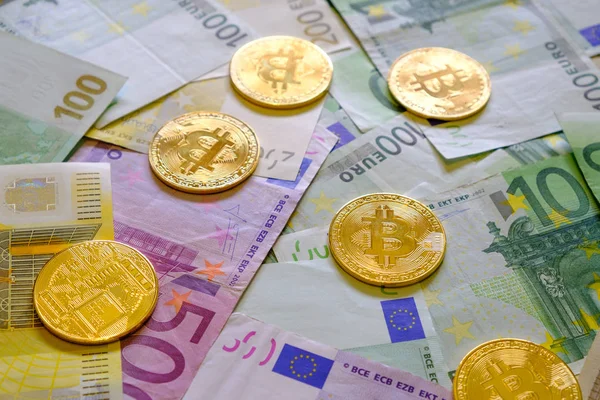 Bitcoins de oro, moneda Crypto y billetes en euros —  Fotos de Stock