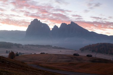 Dağ çayırı ve ev Alpe di Siusi veya Seiser Alm in the bac